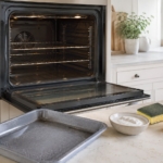 Backofen reinigen: Einweichen statt schrubben
